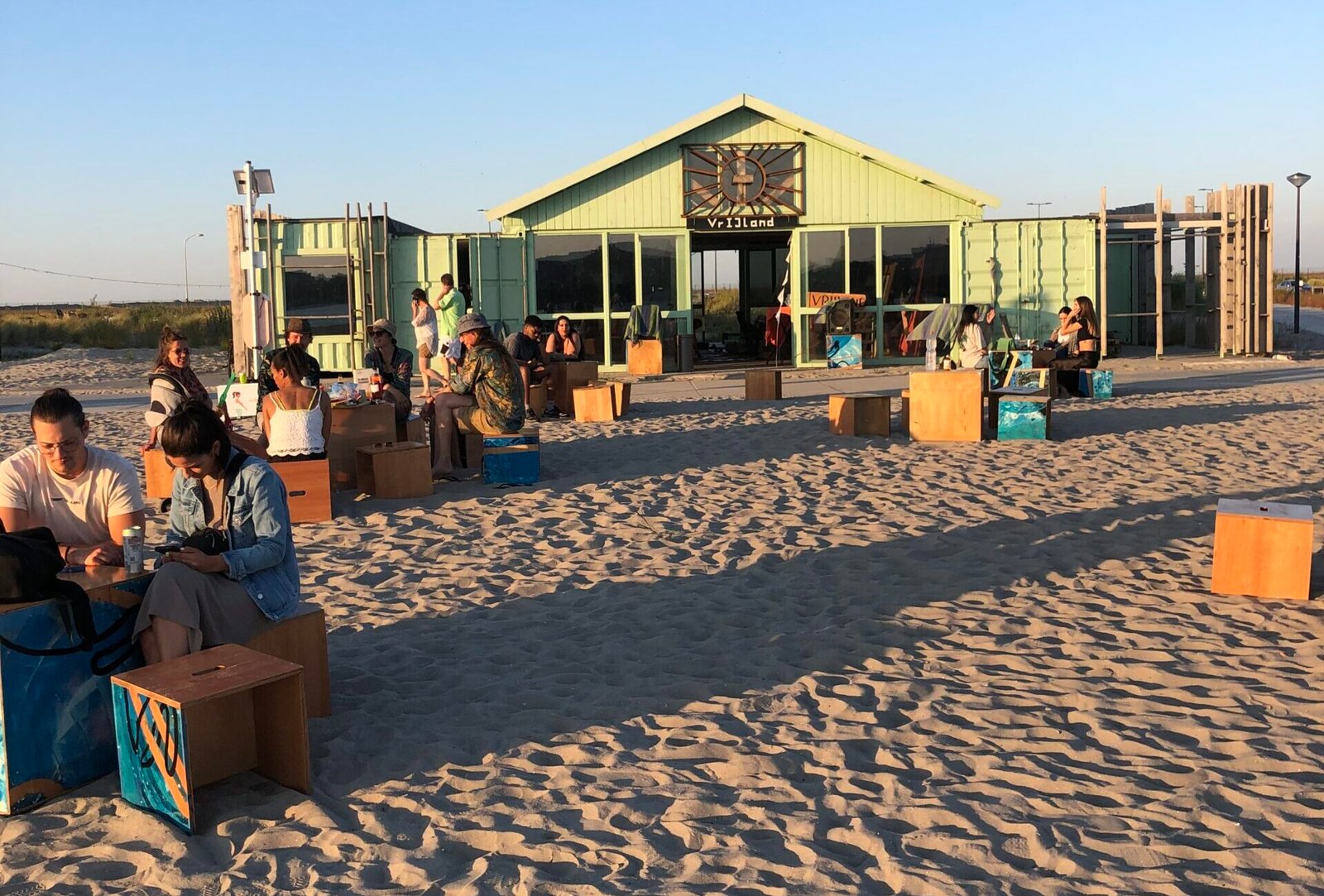 VrIJland paviljoen op Strand IJburg bij zonsondergang